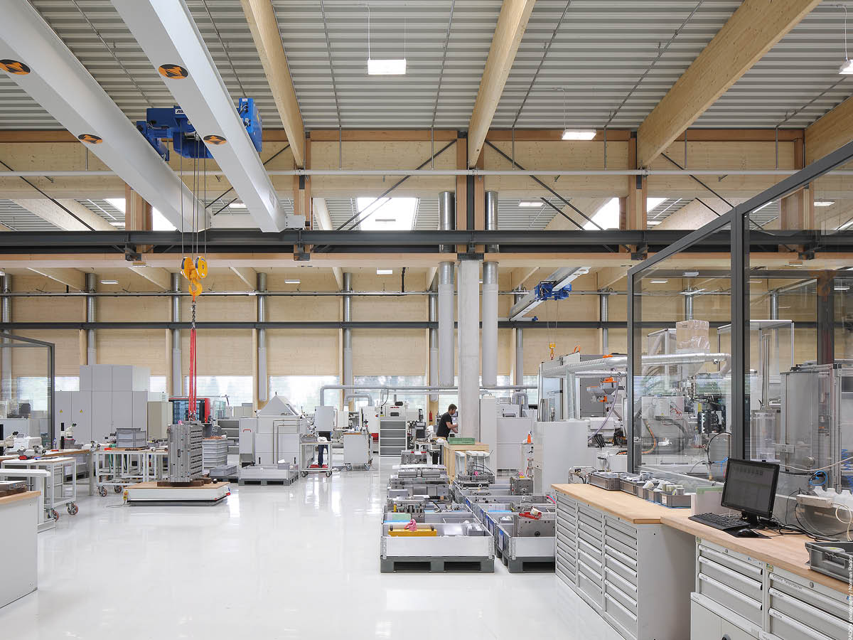 Produktionshalle der Z-GROUP mit Holztragwerk