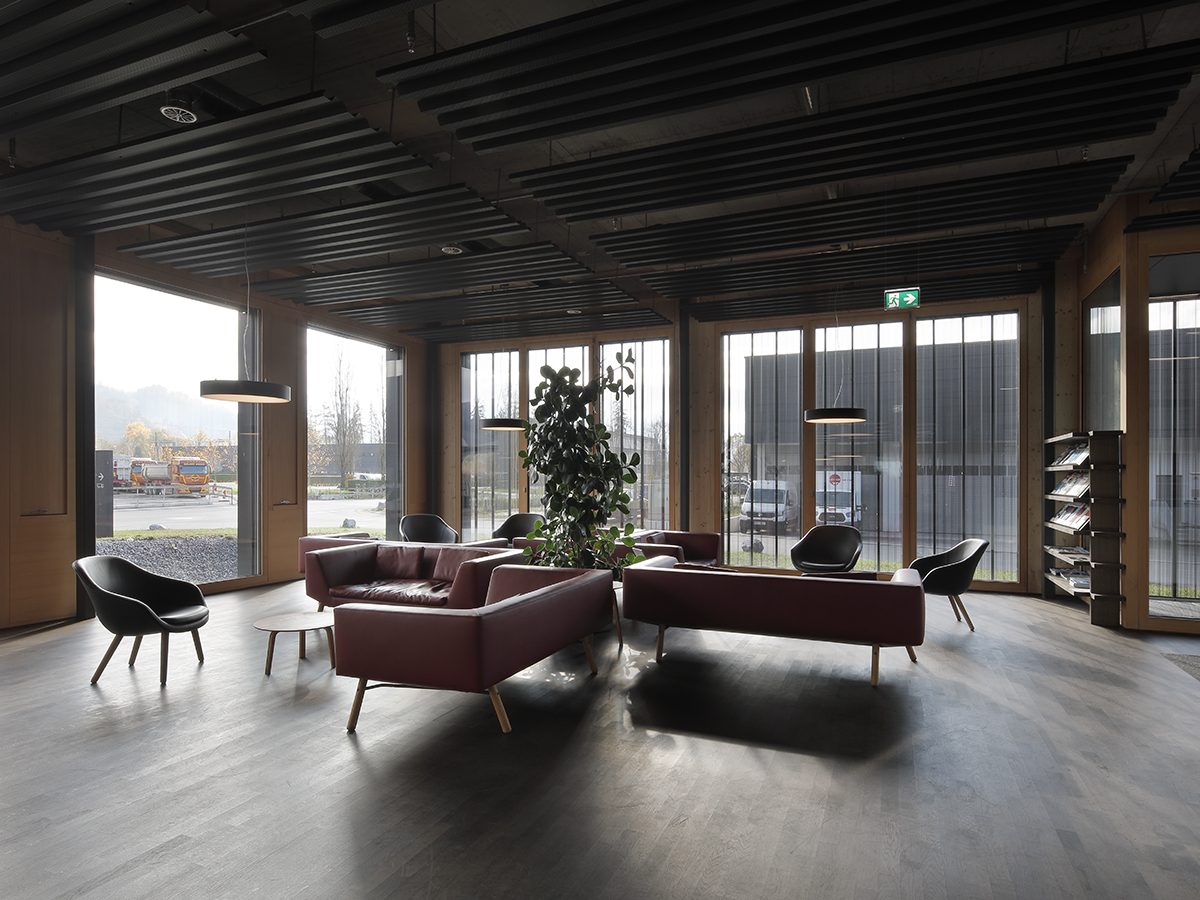 Aufenthaltsbereich der Z-GROUP mit Holz und Ledersofas